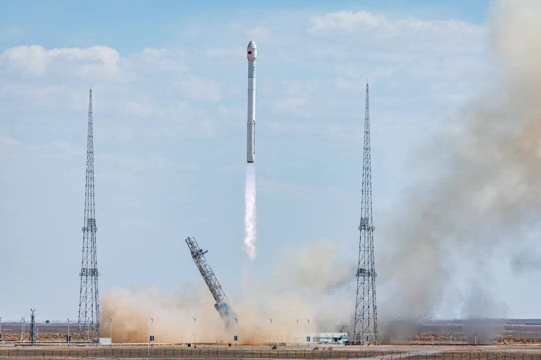 中国ランドスペース、「朱雀2号改良型」を打ち上げ　通信衛星「千帆」10機を軌道投入