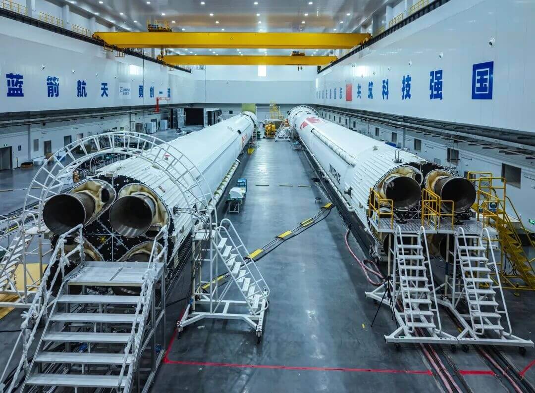 LandSpaceの施設内で打ち上げに向けた準備が進められる「朱雀2号改良型」ロケット（Credit: LandSpace／藍箭航天）