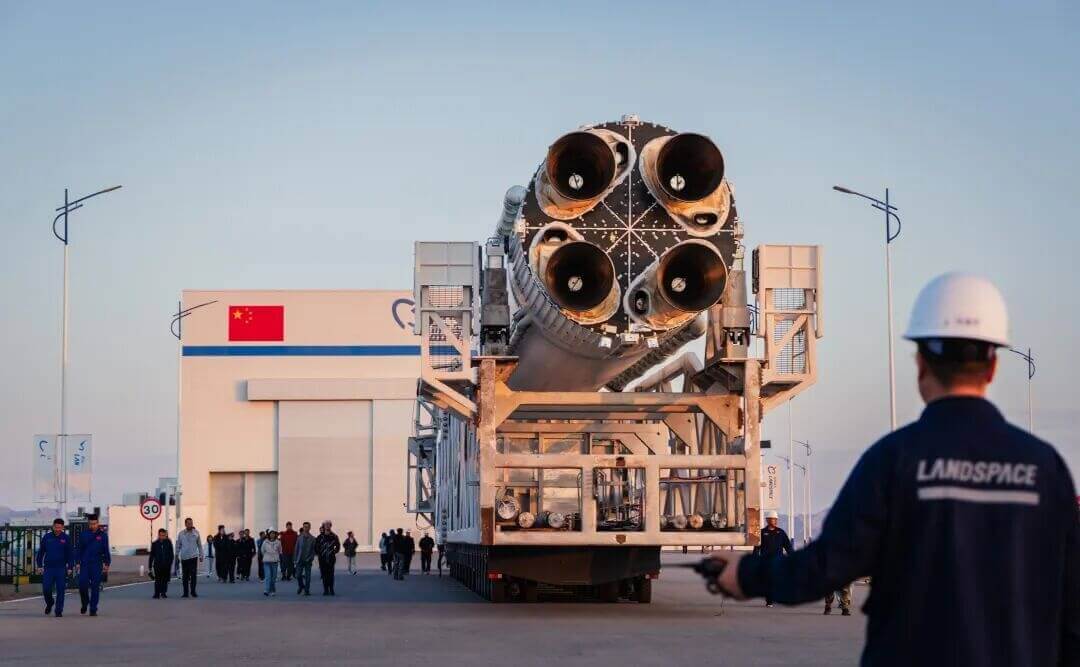 発射場内を移動する「朱雀2号改良型」ロケット。機体後部には4基のエンジンが確認できる（Credit: LandSpace／藍箭航天）