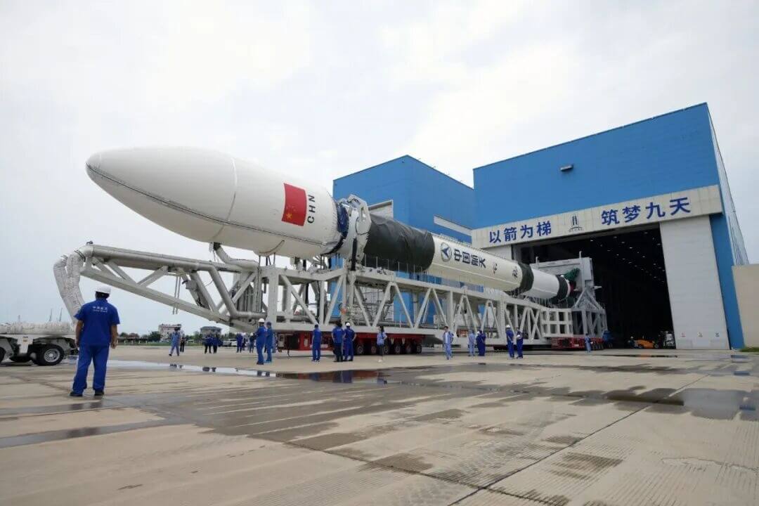 中国が「長征12号」を打ち上げ 衛星インターネット低軌道第25組衛星を軌道投入 2 打ち上げに向けて海南商業航天発射場で水平移動される「長征12号」ロケット(Credit: CASC/Yan Pengfei)