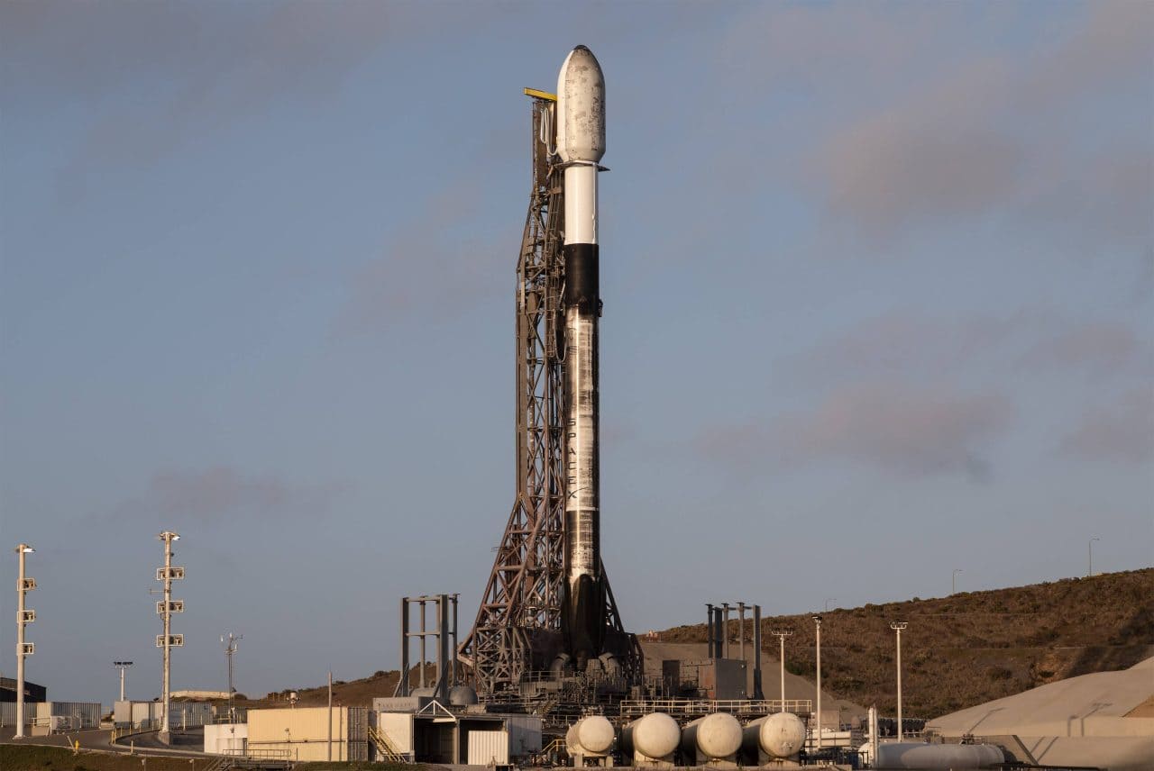 スペースX、アメリカ宇宙軍の「USSF-259」を実施 「Starshield」を利用した複数の衛星か 1 「USSF-259」ミッションの打ち上げを前に、ヴァンデンバーグ宇宙軍基地のSLC-4Eに立つ「Falcon 9」ロケット(Credit: SpaceX)