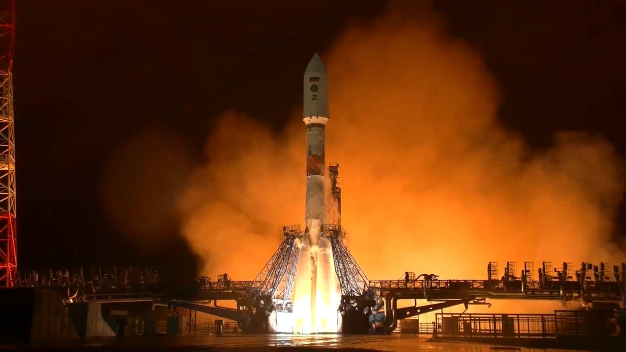 ロシアが「ソユーズ2.1b」ロケットを打ち上げ 国防省の軍事衛星を軌道投入 1 軍事衛星を搭載し、プレセツク宇宙基地から打ち上げられる「ソユーズ2.1b」ロケット(Credit: Russian Ministry of Defence via Gargonamedia)