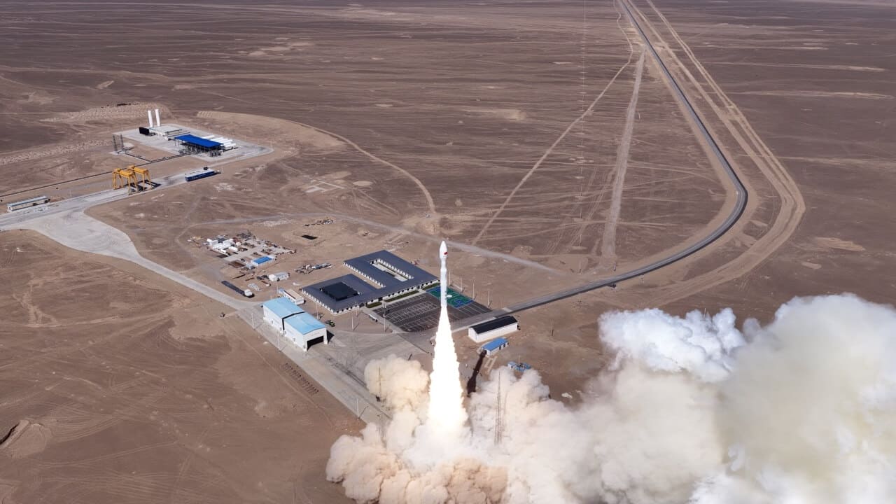 中国CAS Space、「力箭1号」で「超智算1号」など衛星9機を軌道投入 3 上空から捉えた「力箭1号」ロケットの打ち上げ。眼下には東風商業航天創新試験区の施設が見える。2026年9月20日撮影(Credit: CAS Space)