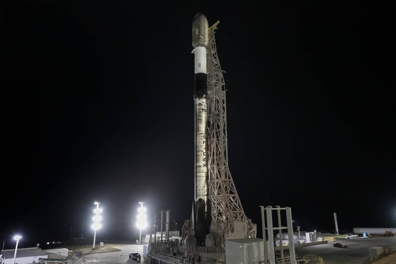 「USSF-385」ミッションの打ち上げに向けて、発射台に立つ「Falcon 9」ロケット（Credit: SpaceX）