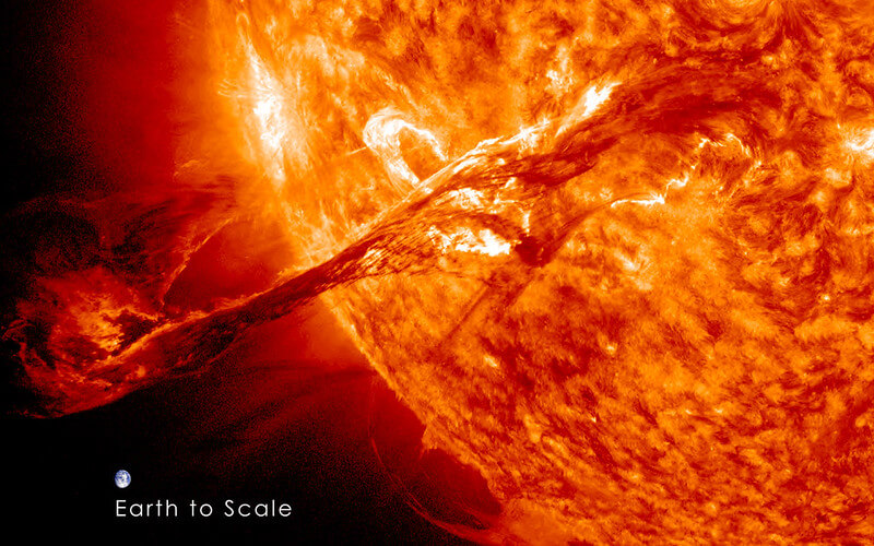 図3：2012年、大規模な太陽フレアが発生し、これにともなって大量の荷電粒子（CME：コロナ質量放出）が秒速1500km近くのスピードで宇宙空間に放出されました。左下にCMEと比較するために地球が描かれています。(Credit: NASA/GSFC/SDO)