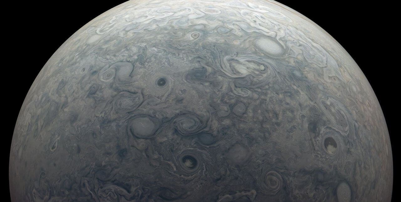 渦巻く雲が描く木星の表情 ジュノーが撮影した北半球