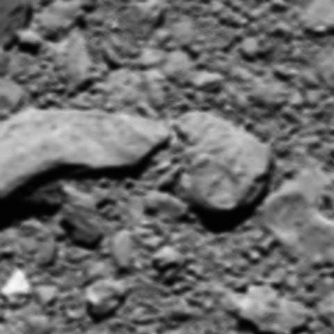 彗星67Pの表面に達する直前、ロゼッタが撮影した最後の画像。地球に届いた一部のデータから復元された(Credit: ESA/Rosetta/MPS for OSIRIS Team MPS/UPD/LAM/IAA/SSO/INTA/UPM/DASP/IDA)