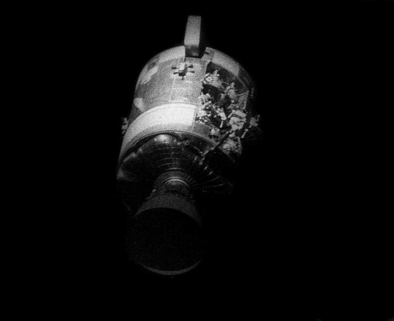 “第2の月” か? アポロ13号関連部品か? 小天体「Sar2901」に注目が集まる 3 図3: 地球帰還直前に切り離された、アポロ13号の機械船を撮影した写真。右側が爆発によって吹き飛んでいますが、Sar2901はこの時に吹き飛んだ外装パネルである可能性があります。(Credit: NASA)