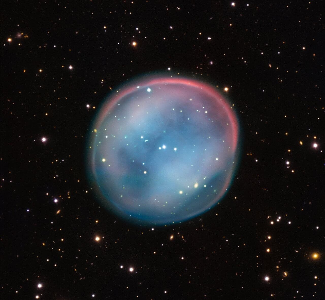 VLTが捉えた惑星状星雲「ESO 378-1」。淡く輝くガスが泡のように広がっている(Credit: ESO)