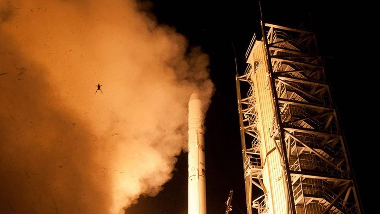 ロケットと噴煙とカエル NASA月探査機「LADEE」打ち上げ時の一枚