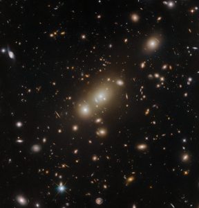 26億年かけて届いた銀河たちの輝き　ハッブル宇宙望遠鏡が観測した銀河団「エイベル3322」