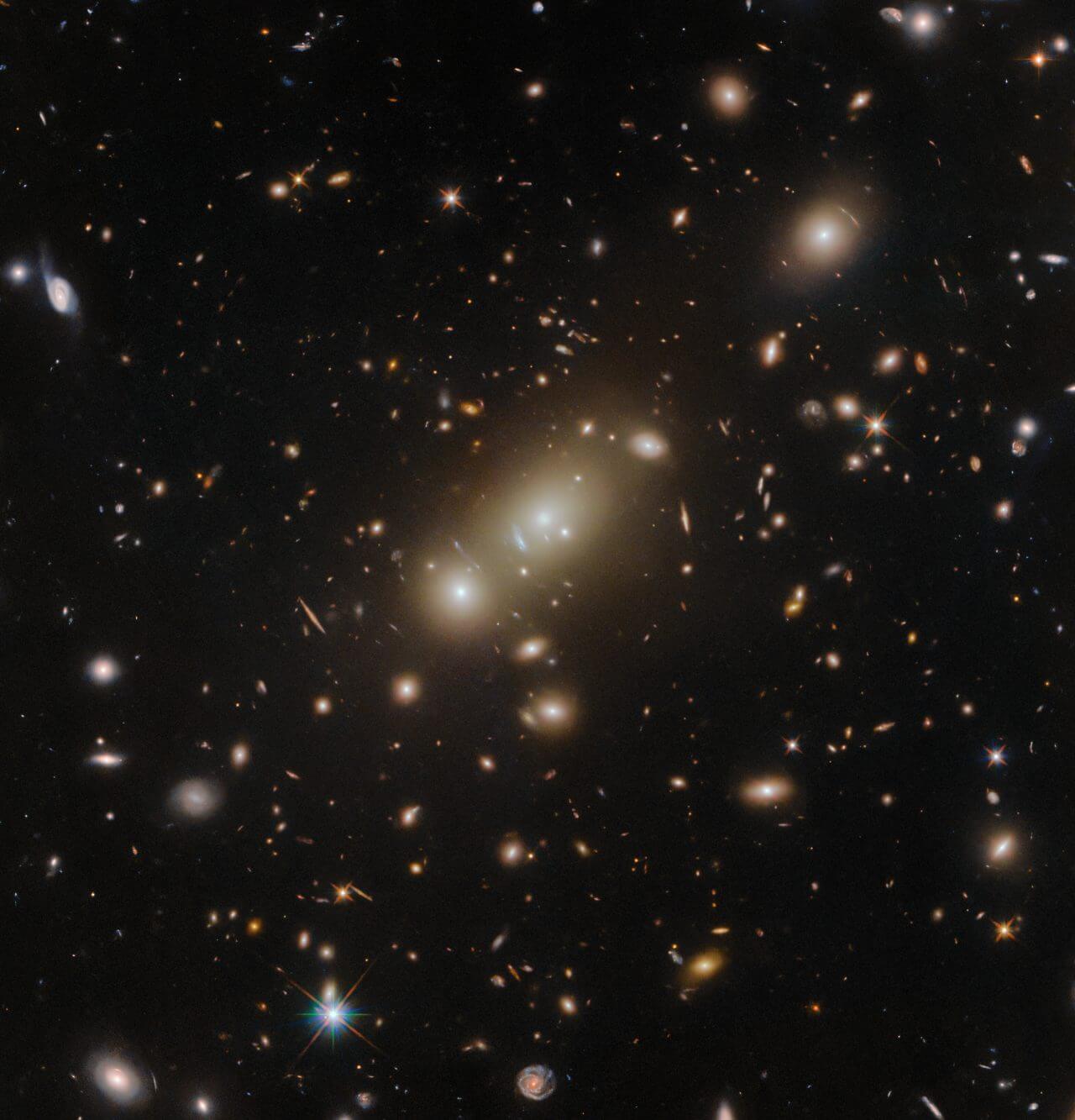 26億年かけて届いた銀河たちの輝き　ハッブル宇宙望遠鏡が観測した銀河団「エイベル3322」