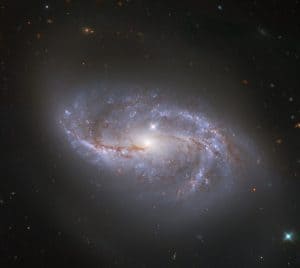 重なり合う星と銀河の輝き　ハッブル宇宙望遠鏡が観測した棒渦巻銀河「NGC 2608」