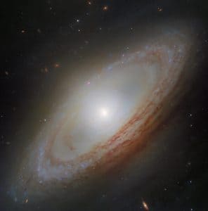 めずらしい特徴を持つ渦巻銀河　ハッブル宇宙望遠鏡が観測した「NGC 4698」