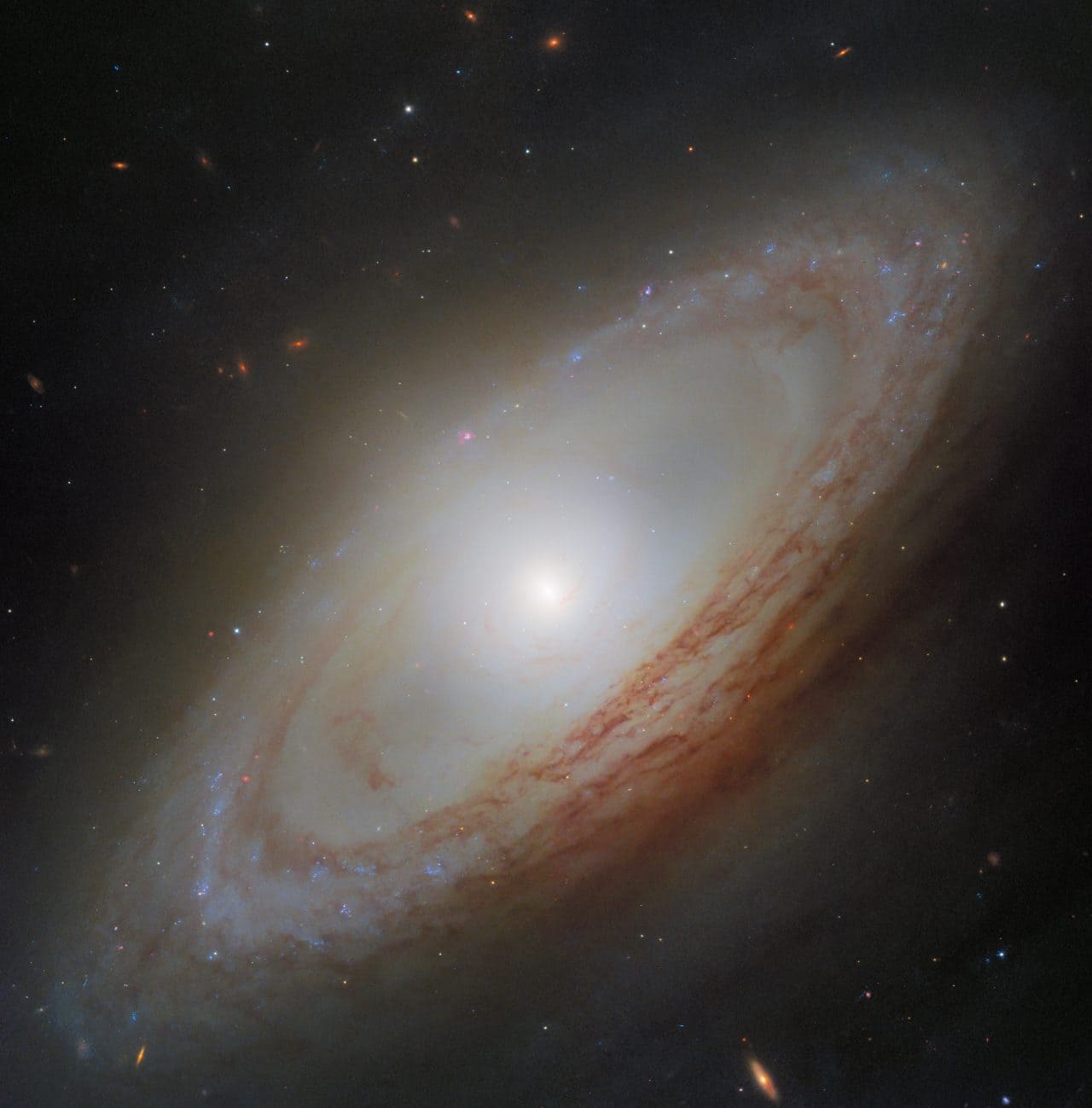 めずらしい特徴を持つ渦巻銀河 ハッブル宇宙望遠鏡が観測した「NGC 4698」