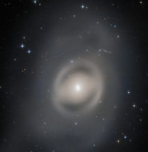 幻想的な光をまとったレンズ状銀河　ハッブル宇宙望遠鏡が観測した「NGC 6684」
