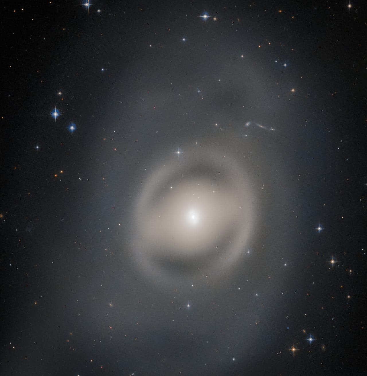 幻想的な光をまとったレンズ状銀河　ハッブル宇宙望遠鏡が観測した「NGC 6684」