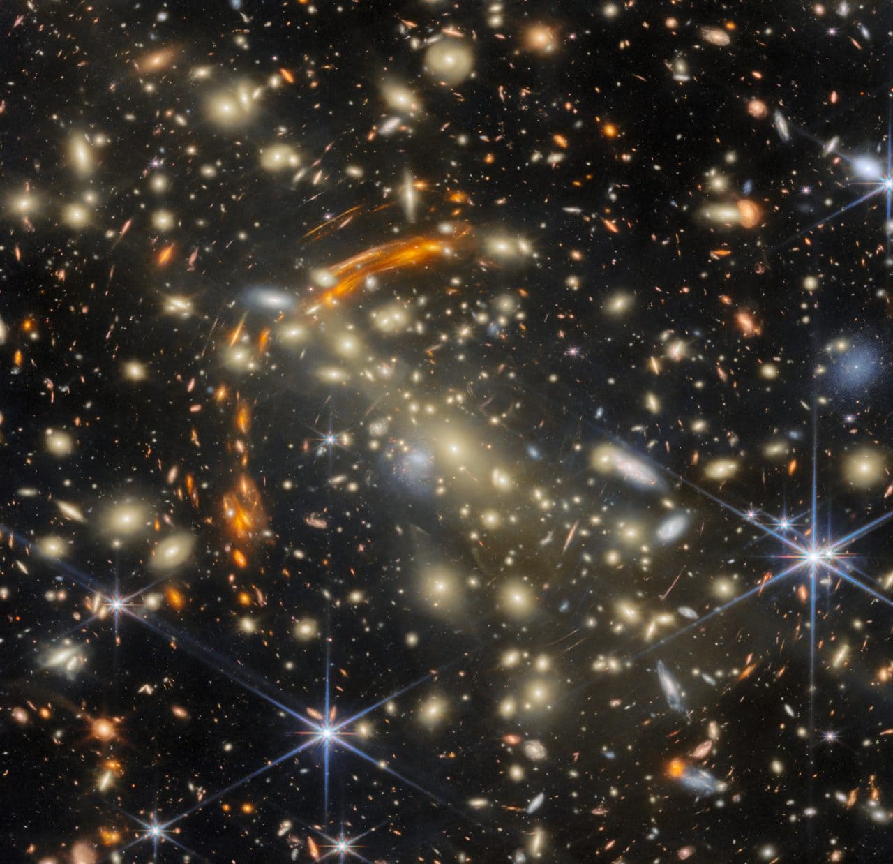 ジェームズ・ウェッブ(James Webb)宇宙望遠鏡が観測した銀河団「MACS J0454.1-0300」(Credit: ESA/Webb, NASA & CSA, L. Furtak, S. Fujimoto)