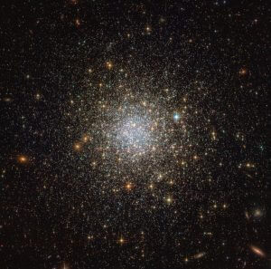 輝く“131億歳”の星団 ハッブル宇宙望遠鏡が観測した球状星団「NGC 1466」