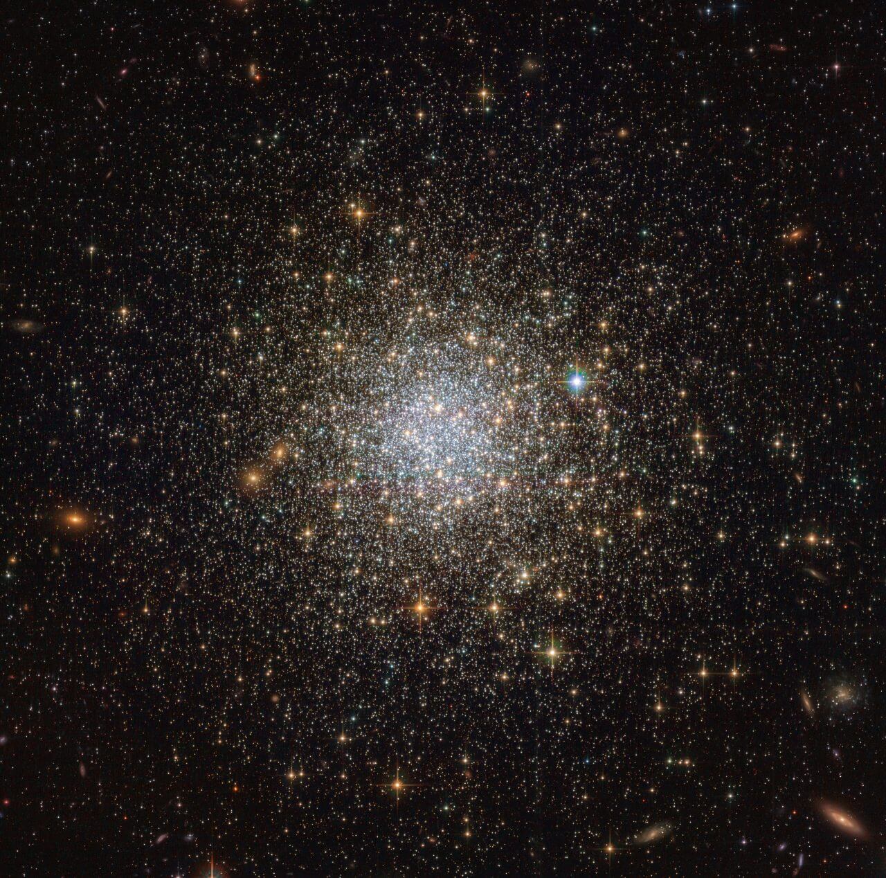 ハッブル(Hubble)宇宙望遠鏡が観測した球状星団「NGC 1466」(Credit: ESA/Hubble & NASA)
