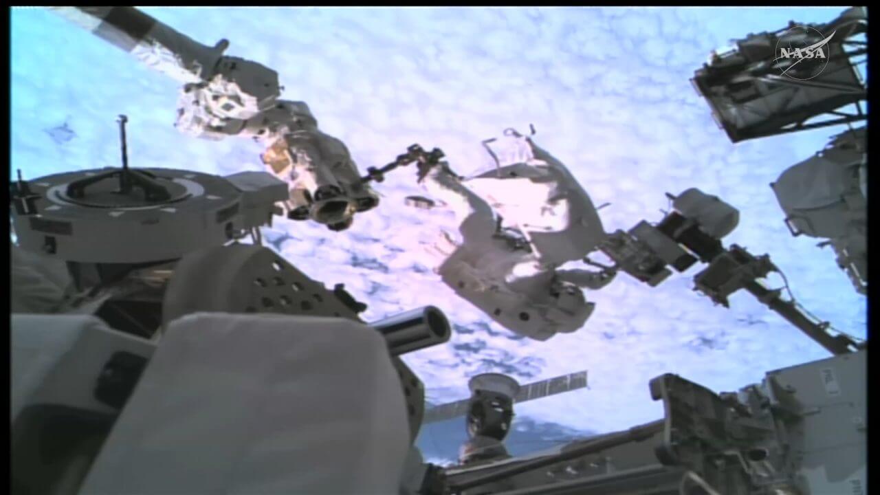 ISS(国際宇宙ステーション)で船外活動を行うNASAのJessica Meir宇宙飛行士。NASAの公式ライブから引用(Credit: NASA)