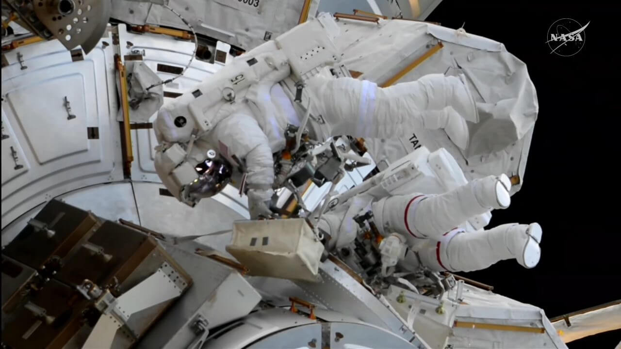 ISS(国際宇宙ステーション)での船外活動を終えつつあるNASAのJessica Meir宇宙飛行士とESAのSophie Adenot宇宙飛行士。NASAの公式ライブから引用(Credit: NASA)