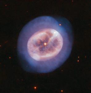 輝く瞳のようなオリオン座の惑星状星雲　ハッブル宇宙望遠鏡が観測した「NGC 2022」