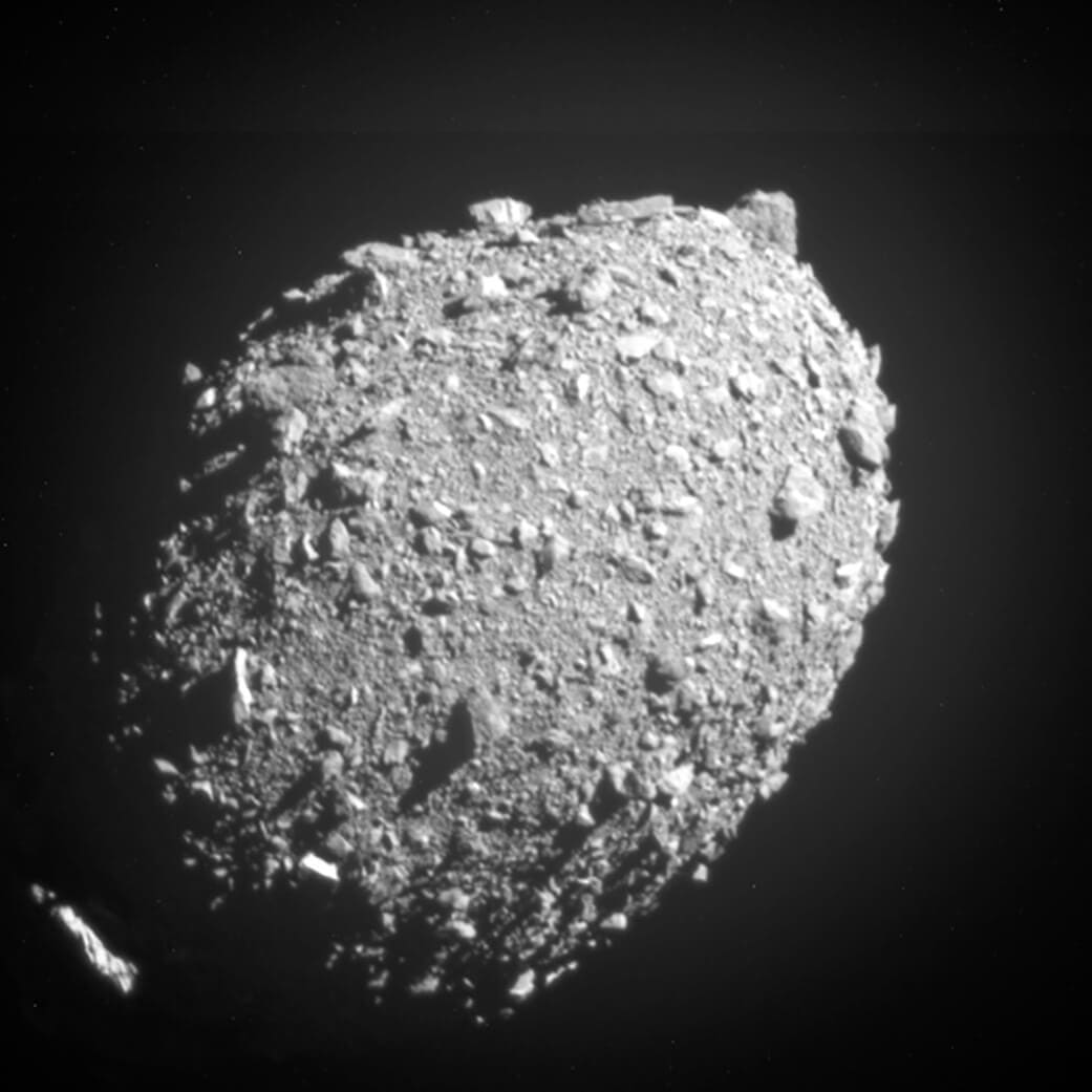 衝突の約11秒前にDARTが捉えたディモルフォスの全体像（Credit: NASA/Johns Hopkins APL）