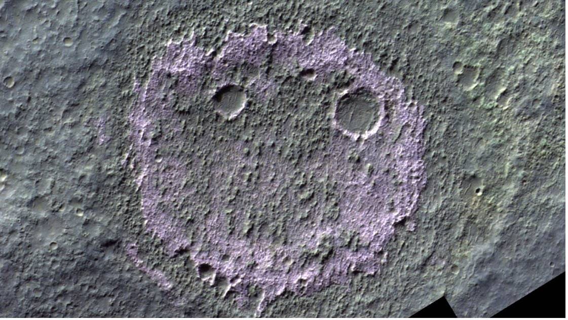 顔のように見える火星の地形　ピンク色に着色された理由