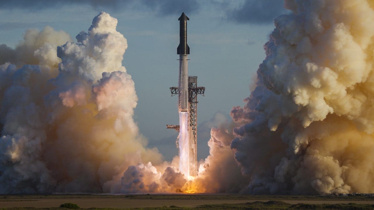 アメリカ・テキサス州の「Starbase(スターベース)」から第14回飛行試験のために打ち上げられたSpaceXの新型ロケット「Starship(スターシップ)」(Credit: SpaceX)