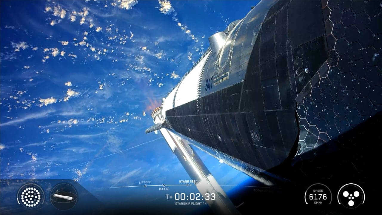Super Heavy(スーパーヘビー)ブースターから分離したStarship(スターシップ)宇宙船。SpaceXのライブ配信から(Credit: SpaceX)