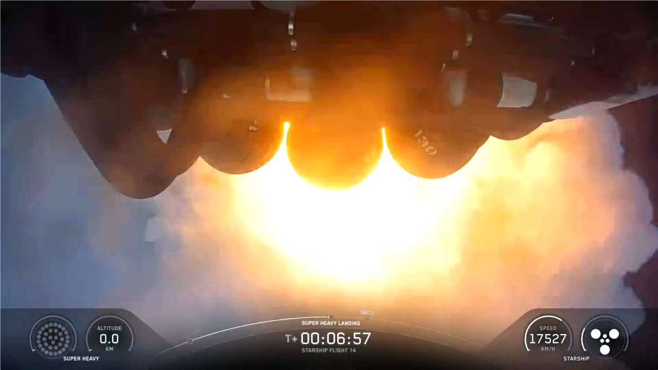 海面に到達したSuper Heavy(スーパーヘビー)ブースター。SpaceXのライブ配信から(Credit: SpaceX)