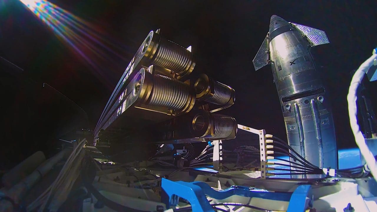 放出された第3世代Starlink(スターリンク)衛星のひとつが撮影したStarship(スターシップ)宇宙船。Starlink公式Xアカウントの投稿から(Credit: SpaceX)