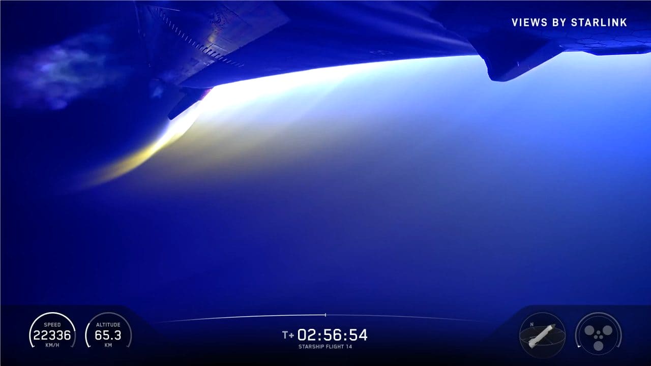 大気圏に再突入したStarship(スターシップ)宇宙船。SpaceXのライブ配信から(Credit: SpaceX)