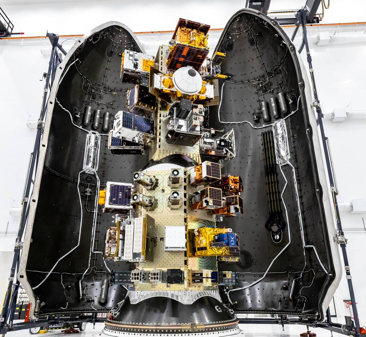 打ち上げ前の「Transporter-18」のペイロード。Falcon 9のフェアリングを開いた状態で撮影された(Credit: SpaceX)