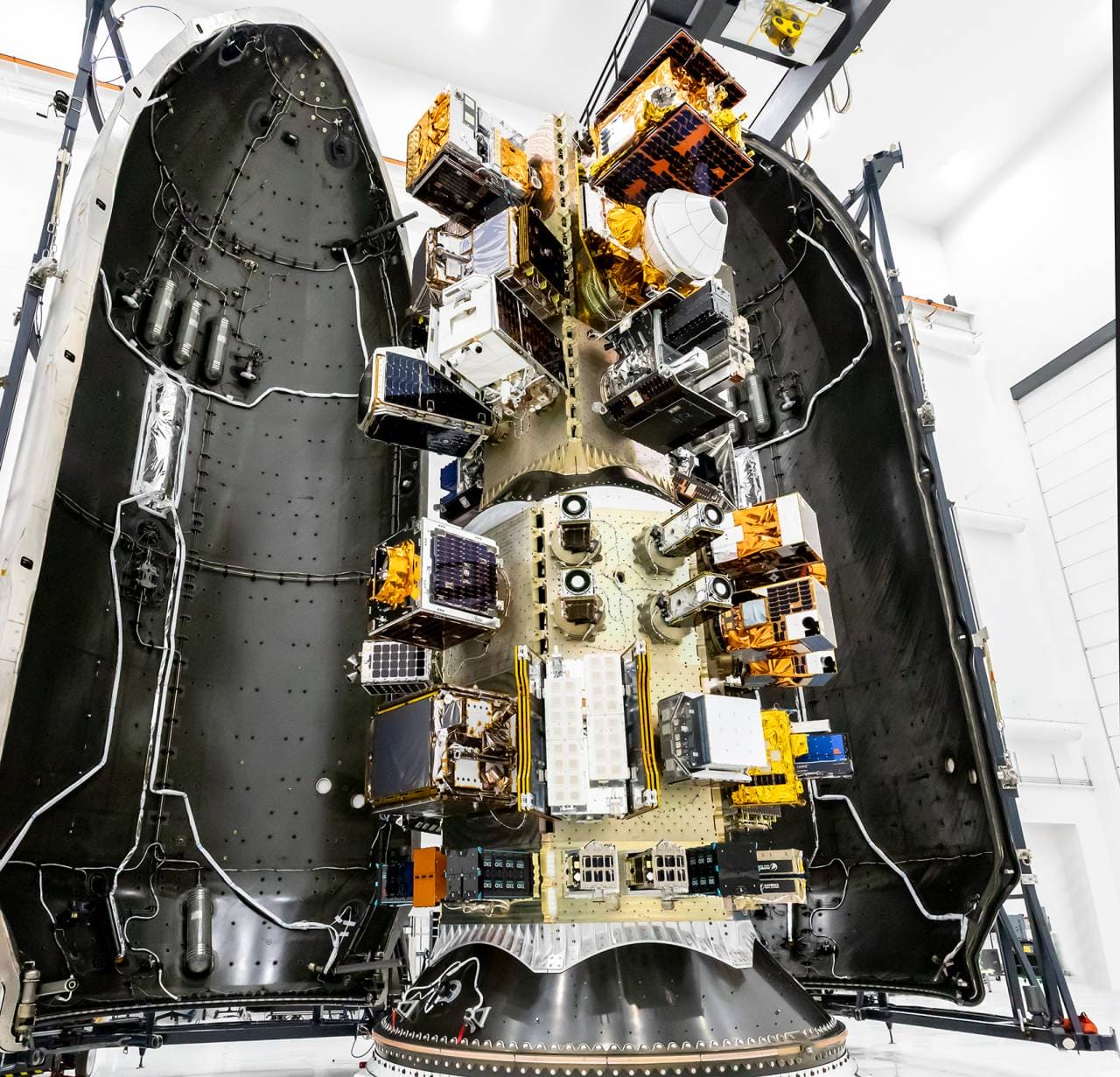 別の角度から撮影された「Transporter-18」のペイロード搭載状況(Credit: SpaceX)