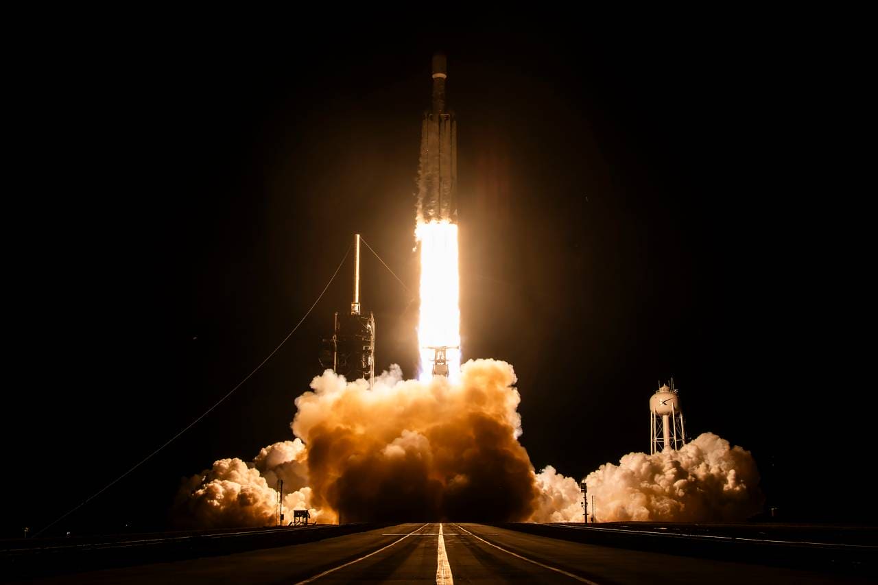 NROL-97ミッションでケネディ宇宙センターから打ち上げられたファルコンヘビー(Credit: SpaceX)