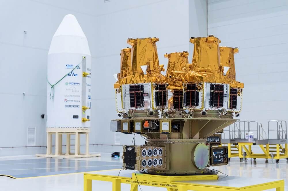 ヌリ号5号機に搭載されたNEONSAT 2〜6号機(上部の金色の衛星)とキューブサット(Credit: KARI)