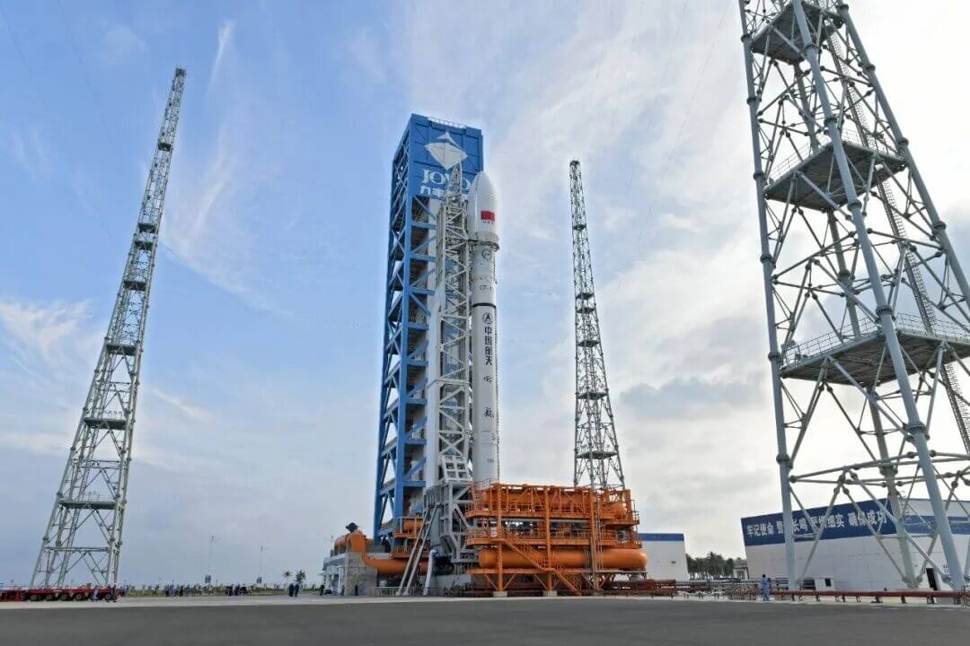 海南商業航天発射場の発射台に立つ長征12号ロケット(Credit: CASC / Zhang Yang)