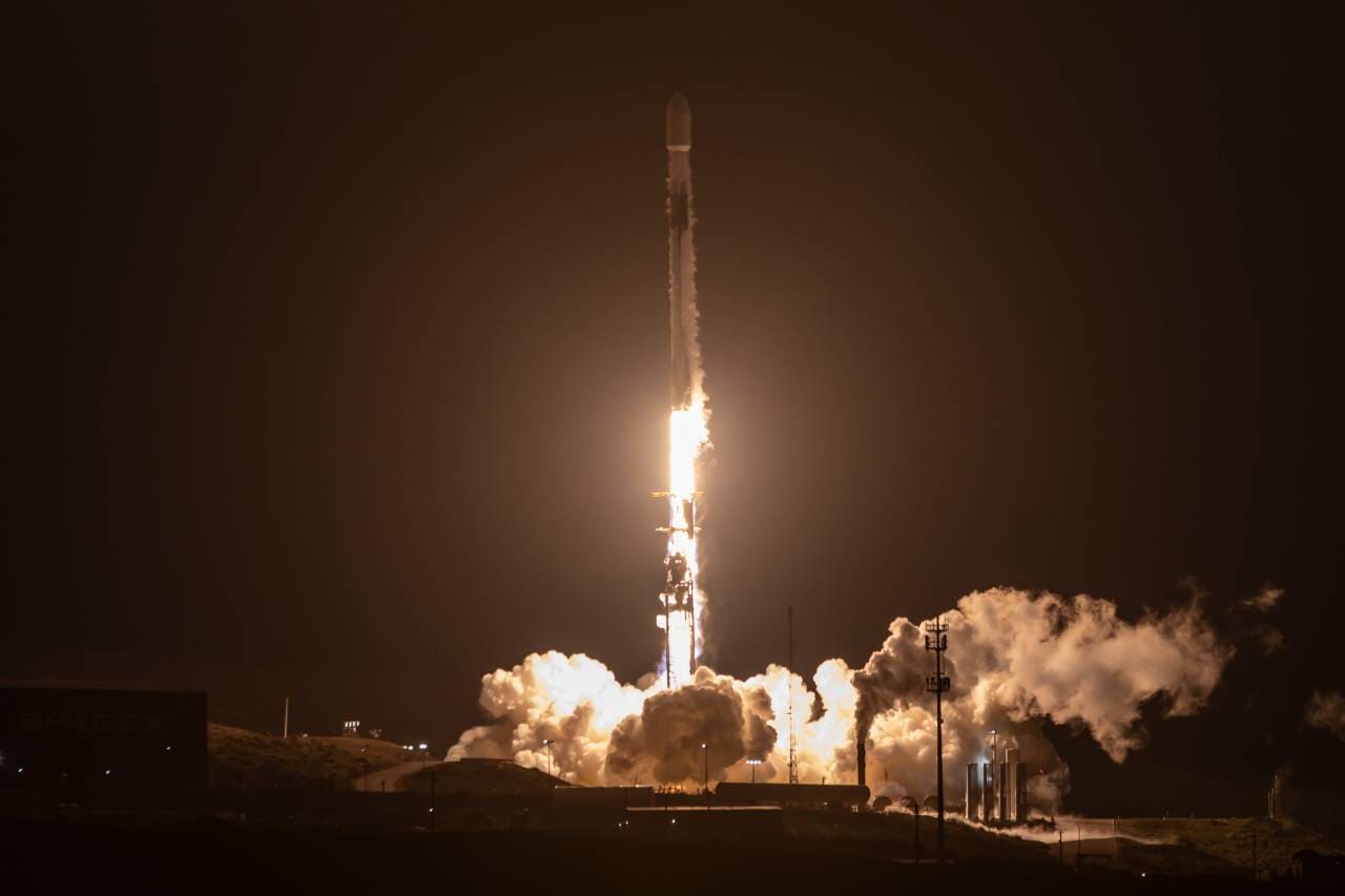 SDAのデータ伝送衛星21機を搭載して打ち上げられた「Falcon 9」ロケット(Credit: SpaceX)