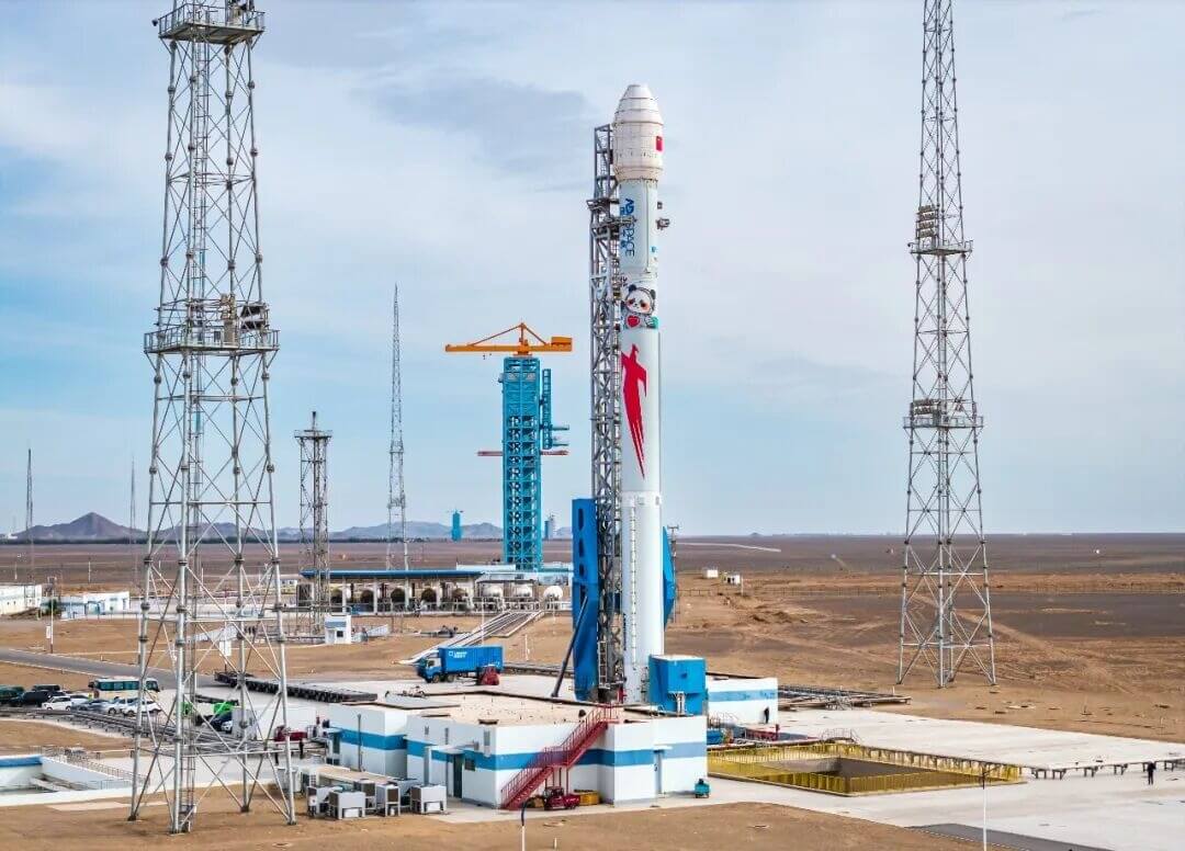 東風商業航天創新試験区で打ち上げを待つ「朱雀2号改良型」遥4ロケット(Credit: LandSpace)