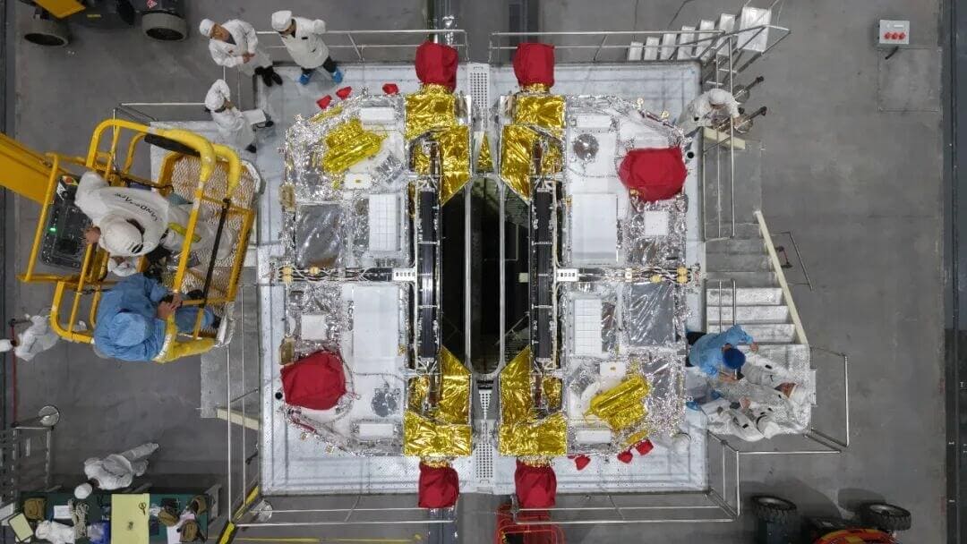 「朱雀2号改良型」遥4ロケットに搭載される衛星の準備作業(Credit: LandSpace)
