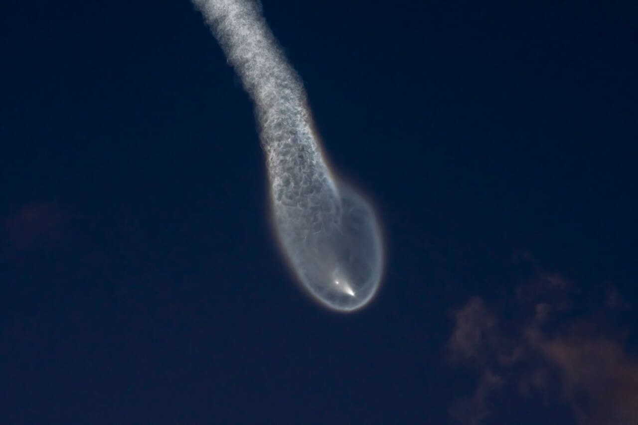 上空を飛行するファルコン9ロケット。噴煙が大きく広がっている(Credit: SpaceX)