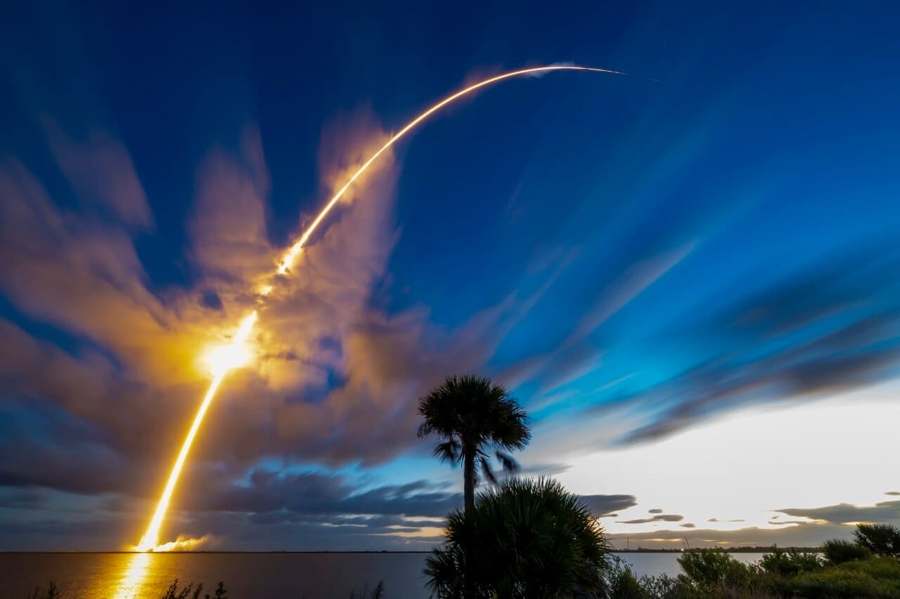 長時間露光で捉えた「Bandwagon-5」打ち上げ時のファルコン9ロケットの光跡(Credit: SpaceX)