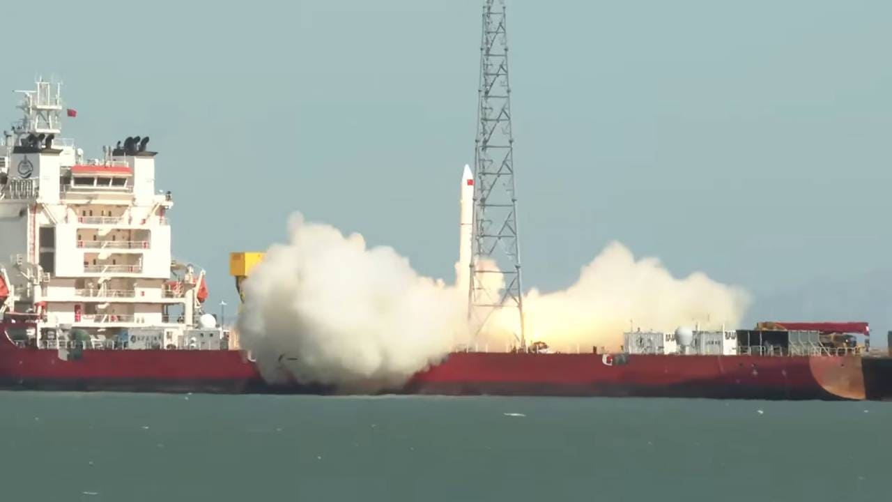 山東省日照市付近の海域で、発射船から打ち上げられる「Ceres-1S」遥8（Credit: International Rocket Launches）
