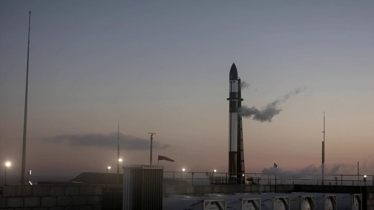 「We're Not Hawking Around」ミッションの打ち上げを前に、発射台に立つエレクトロンロケット(Credit: Rocket Lab)