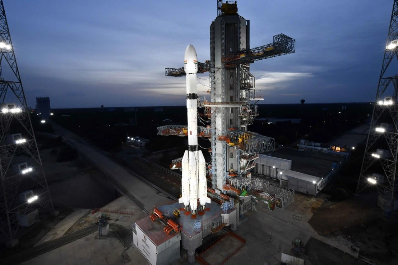 参考画像:インド・シュリーハリコータのサティシュ・ダワン宇宙センター第2発射台で、打ち上げを待つGSLV-F17ロケット(Credit: ISRO)