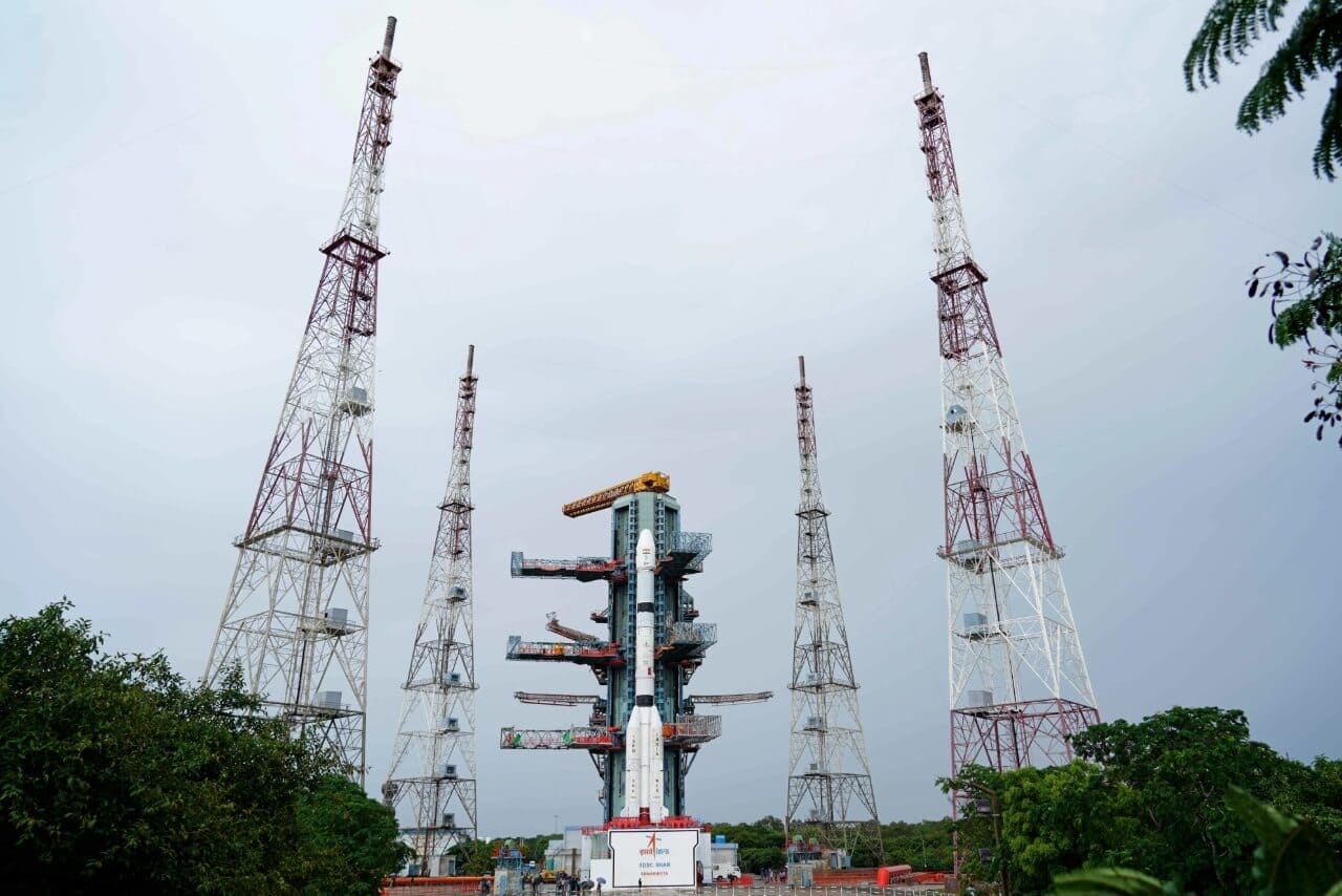 インドのサティシュ・ダワン宇宙センター第2発射台で、打ち上げを待つGSLV-F18ロケット。測位衛星「NVS-03」を搭載している(Credit: ISRO)