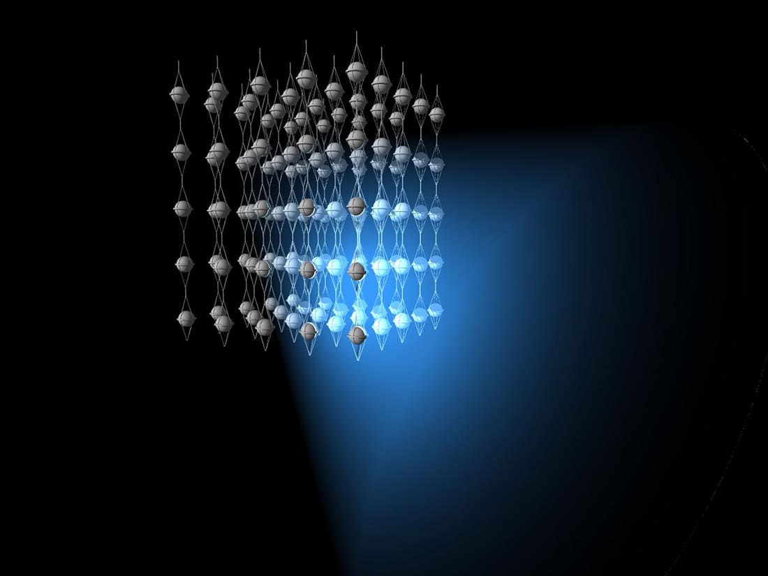 図2: 氷の中で発生したチェレンコフ光と、それを捉える検出器の想像図。ニュートリノそのものを捉えることはできませんが、ニュートリノと原子核との反応で生じるチェレンコフ光を捉えることで、間接的にニュートリノの性質を知ることができます。(Credit: Evelyn Malkus)
