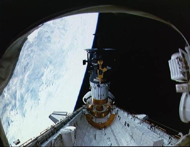 STS-34ミッションで、スペースシャトル「アトランティス」の貨物室から放出される前の木星探査機「ガリレオ」(Credit: NASA)